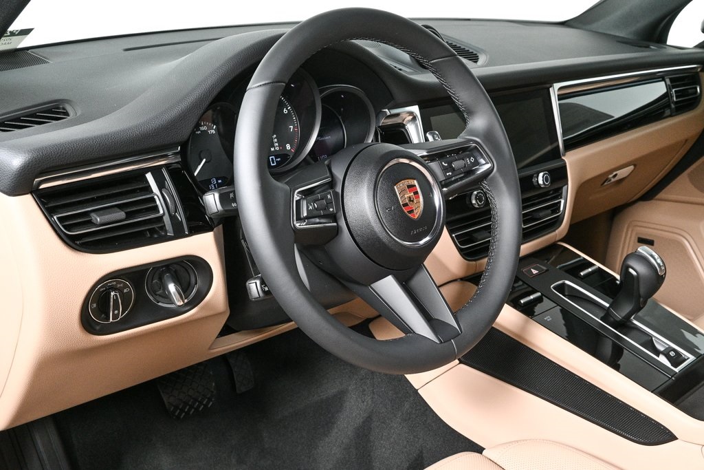 2025 Porsche Macan Base Image 19 of 39
