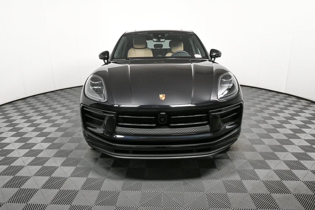 2025 Porsche Macan Base Image 3 of 39