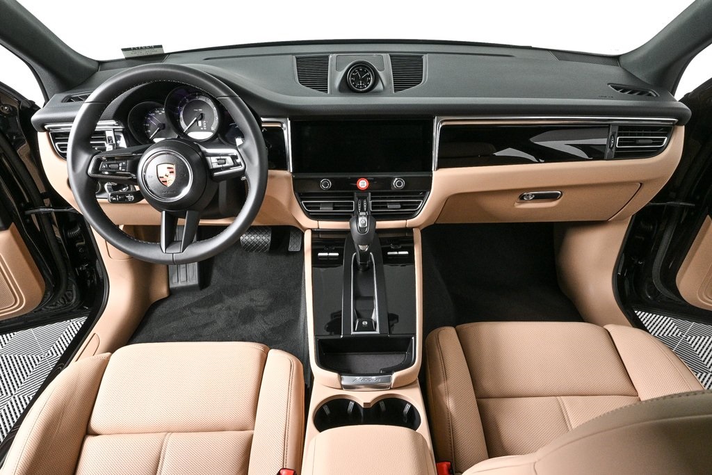 2025 Porsche Macan Base Image 20 of 39