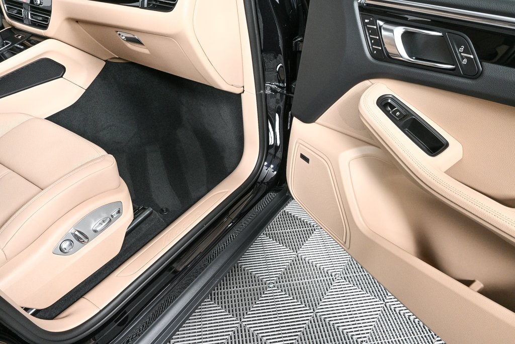 2025 Porsche Macan Base Image 30 of 39