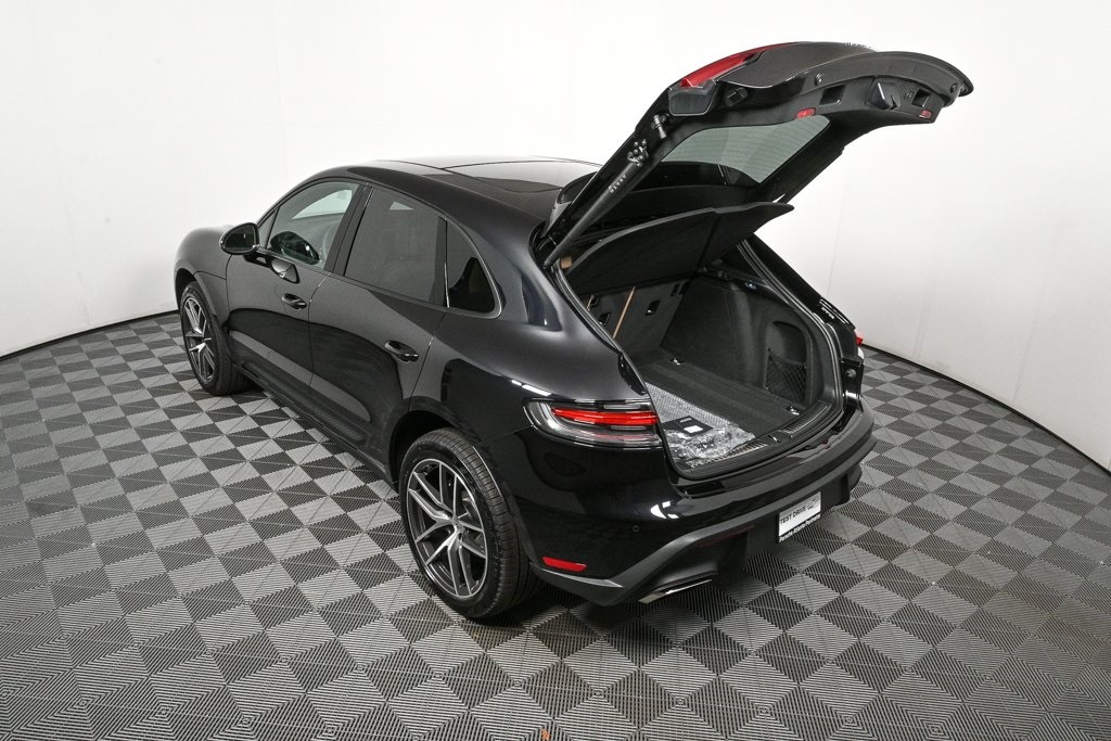 2025 Porsche Macan Base Image 9 of 39