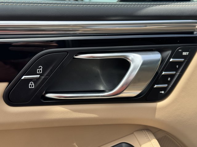 2025 Porsche Macan Base Image 26 of 40