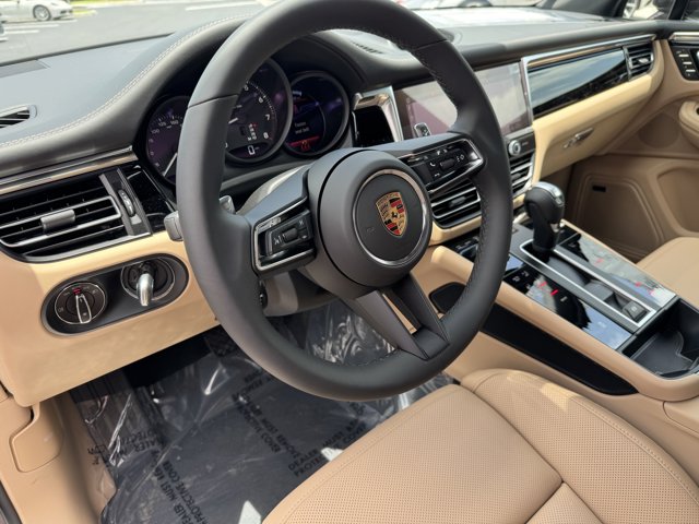 2025 Porsche Macan Base Image 15 of 40