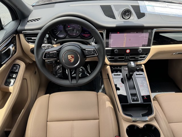 2025 Porsche Macan Base Image 13 of 40
