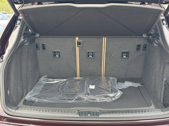 2025 Porsche Macan Base Image 10 of 40