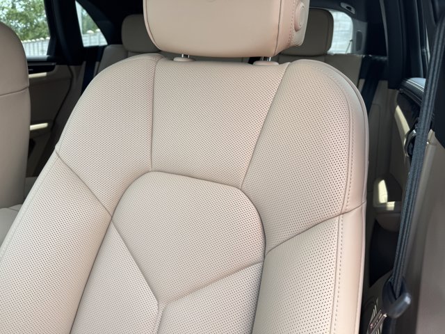 2025 Porsche Macan Base Image 12 of 40