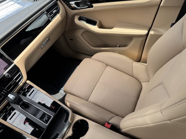 2025 Porsche Macan Base Image 23 of 40