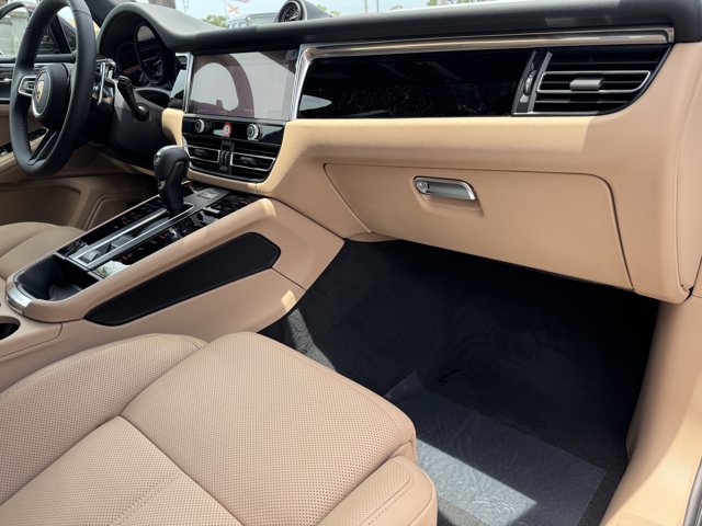 2025 Porsche Macan Base Image 14 of 40