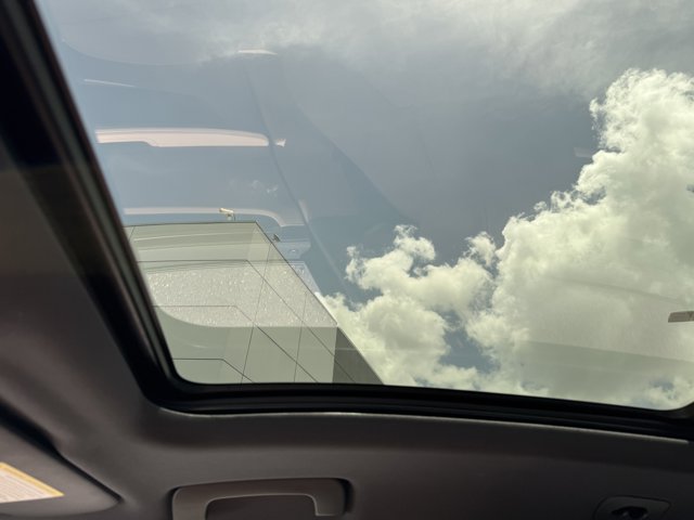 2025 Porsche Macan Base Image 36 of 40