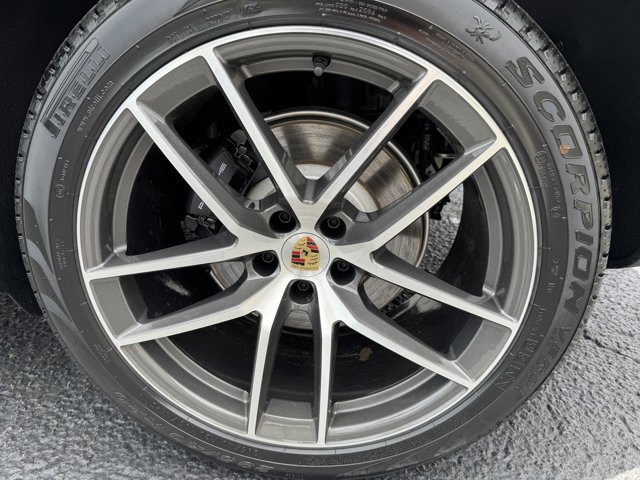 2025 Porsche Macan Base Image 9 of 40