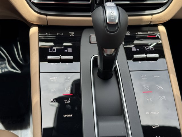 2025 Porsche Macan Base Image 24 of 40