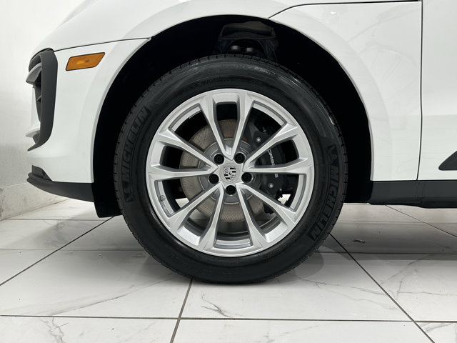 2025 Porsche Macan Base Image 16 of 62