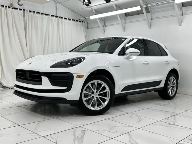 2025 Porsche Macan Base Image 2 of 62