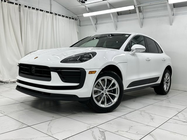 2025 Porsche Macan Base Image 4 of 62