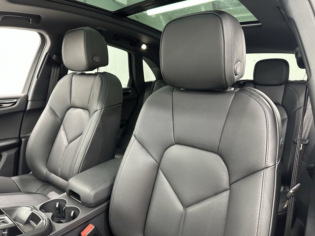 2025 Porsche Macan Base Image 18 of 62