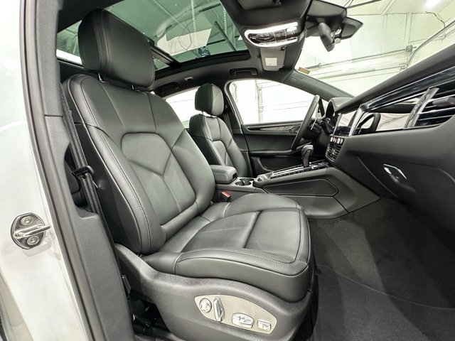 2025 Porsche Macan Base Image 22 of 62