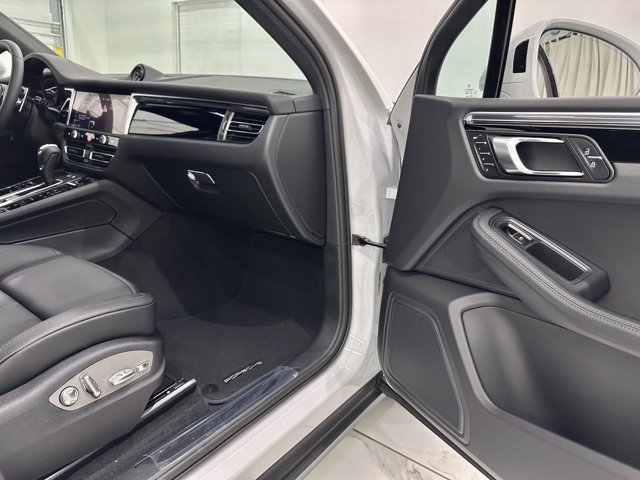 2025 Porsche Macan Base Image 27 of 62