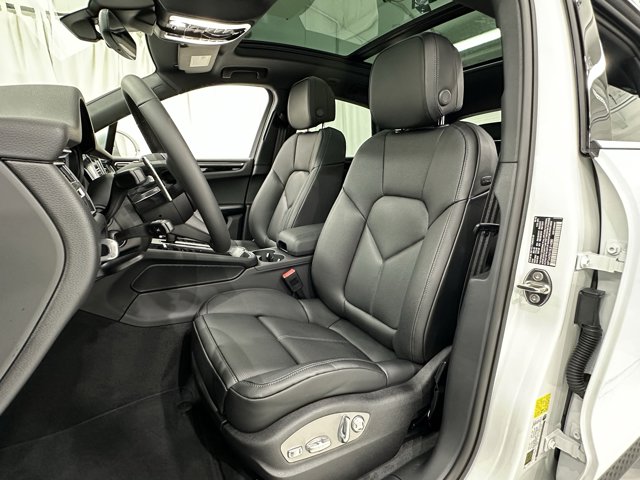 2025 Porsche Macan Base Image 21 of 62