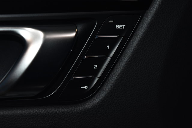 2025 Porsche Macan Base Image 21 of 34