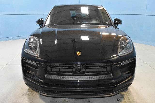 2025 Porsche Macan Base Image 2 of 34