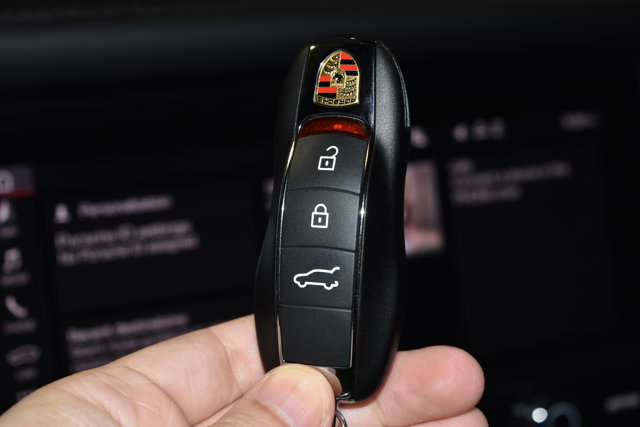 2025 Porsche Macan Base Image 24 of 34