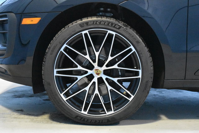 2025 Porsche Macan Base Image 9 of 34