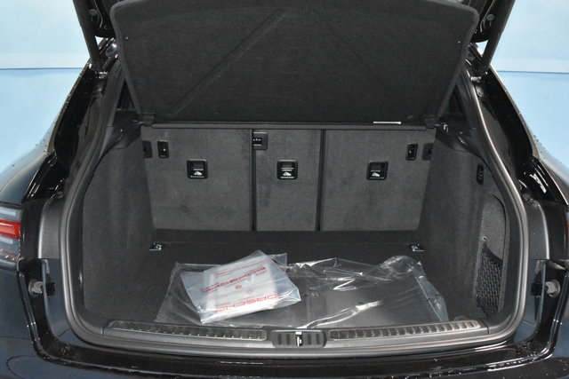 2025 Porsche Macan Base Image 10 of 34