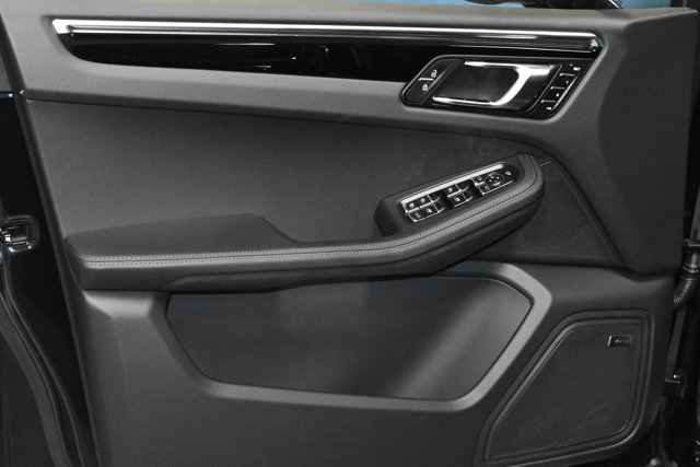 2025 Porsche Macan Base Image 20 of 34