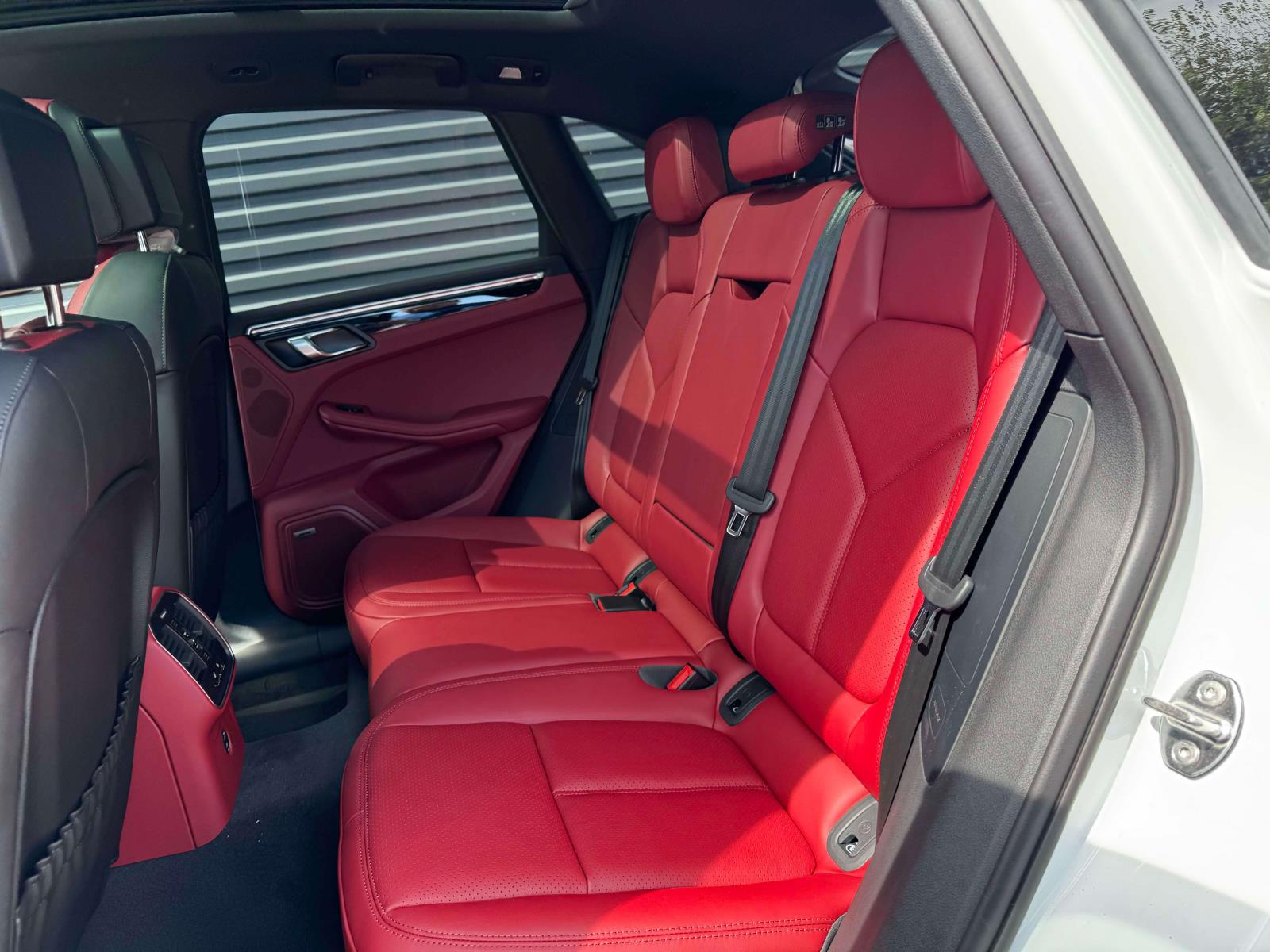 2025 Porsche Macan Base Image 13 of 25