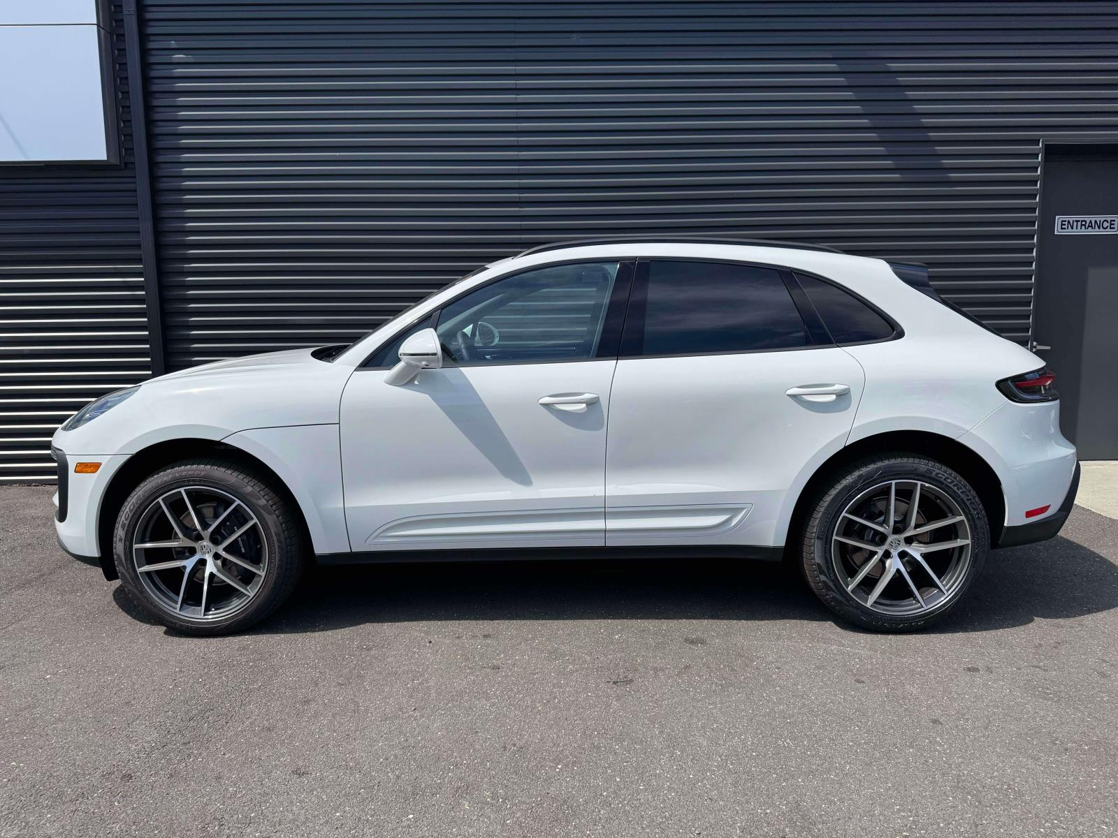 2025 Porsche Macan Base Image 8 of 25