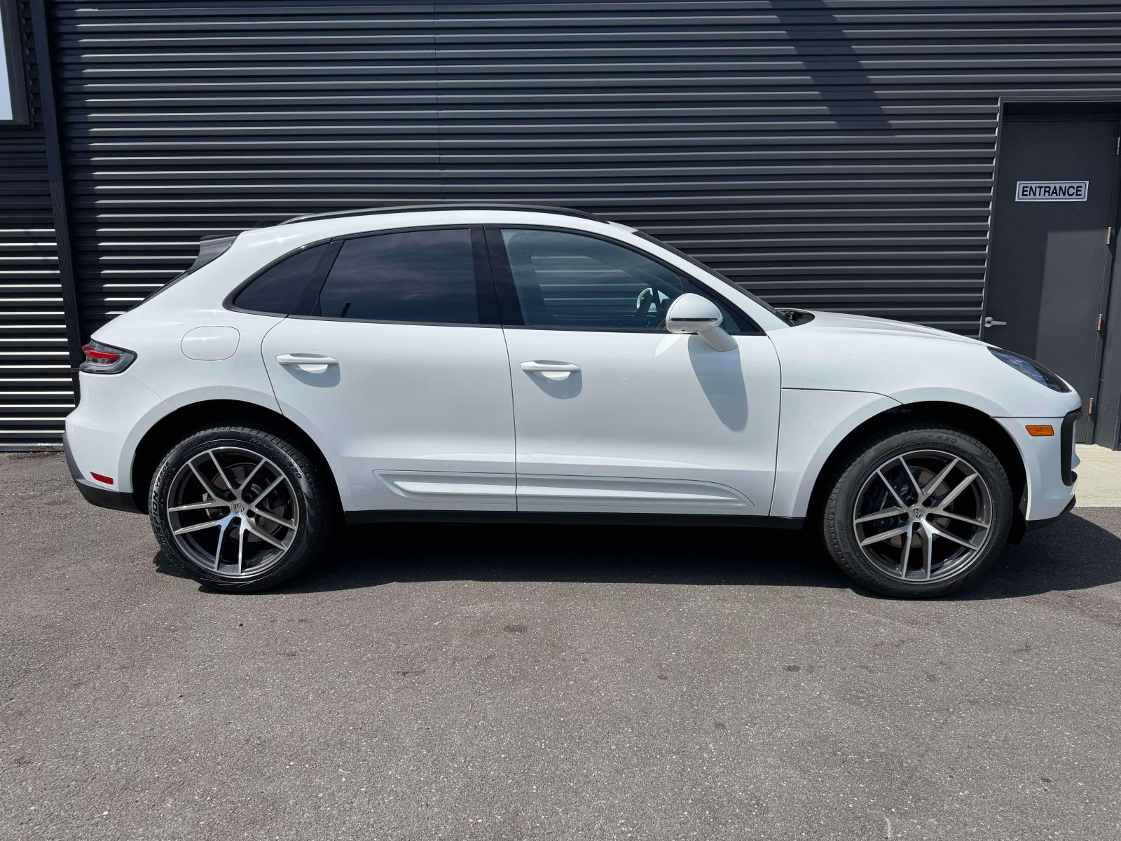 2025 Porsche Macan Base Image 4 of 25