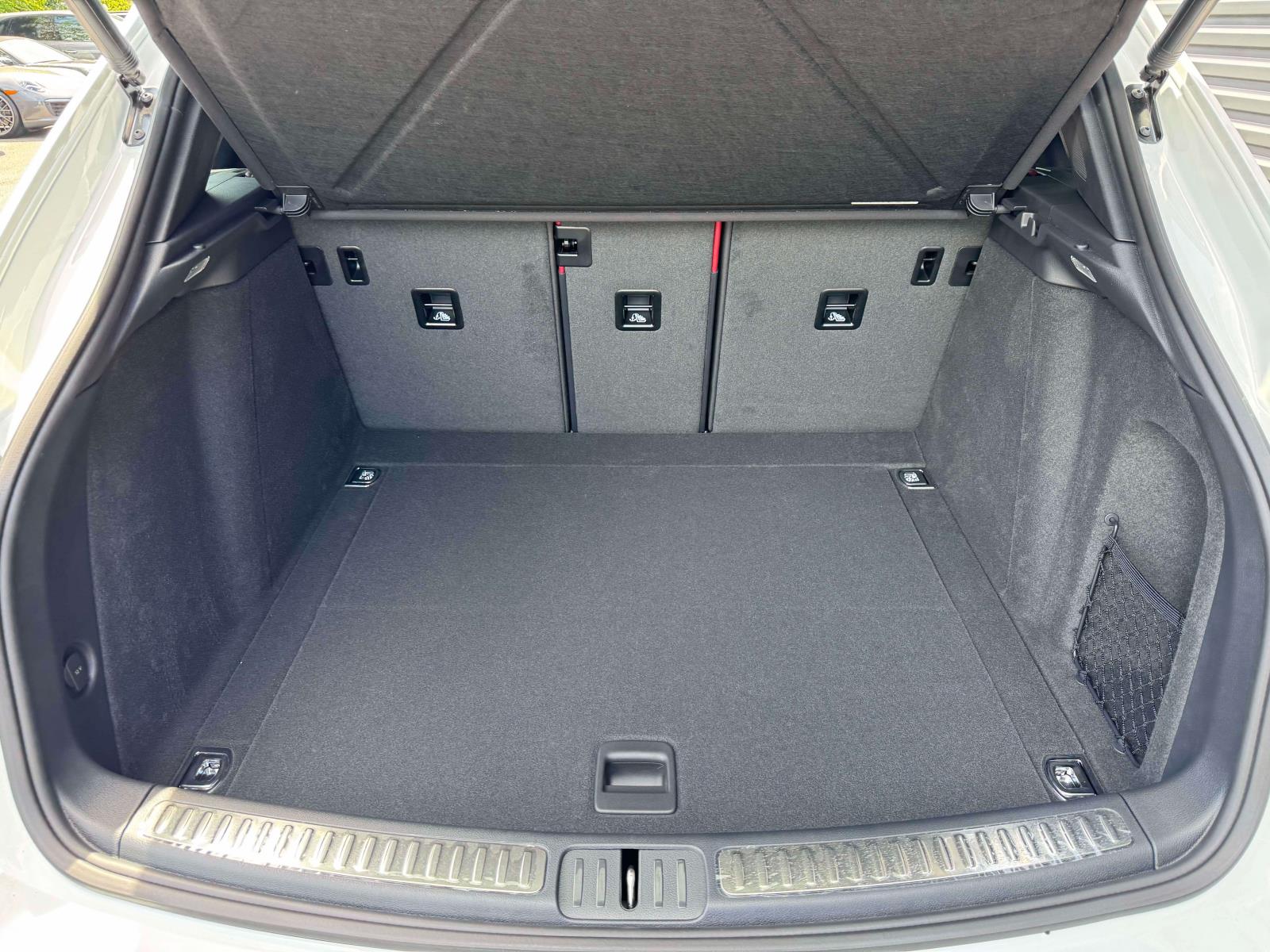 2025 Porsche Macan Base Image 11 of 25