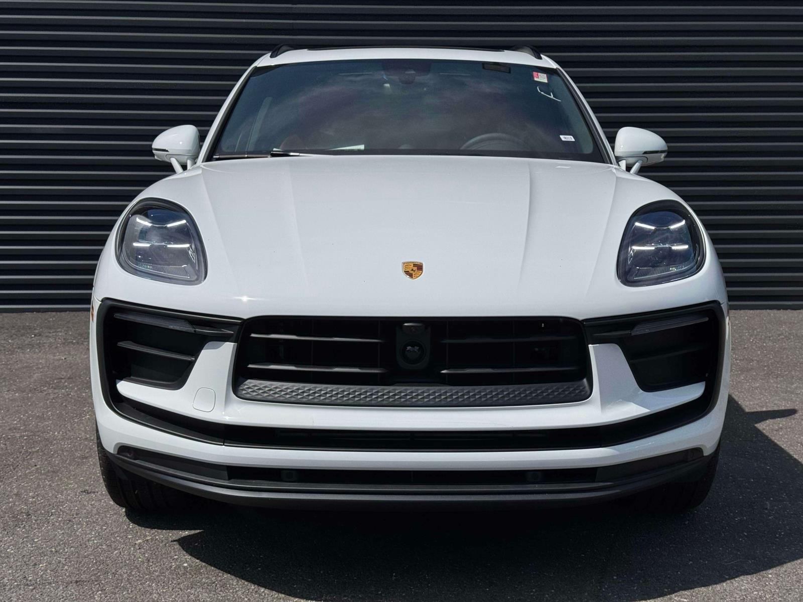 2025 Porsche Macan Base Image 2 of 25