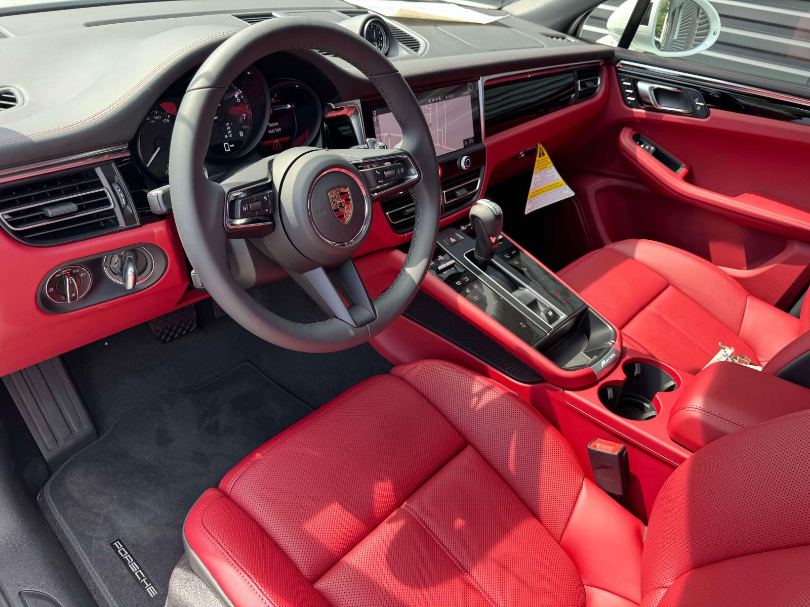 2025 Porsche Macan Base Image 15 of 25