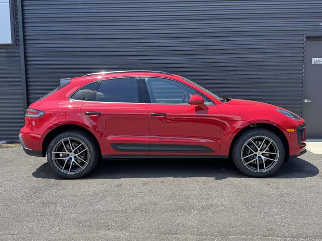 2025 Porsche Macan Base Image 4 of 25