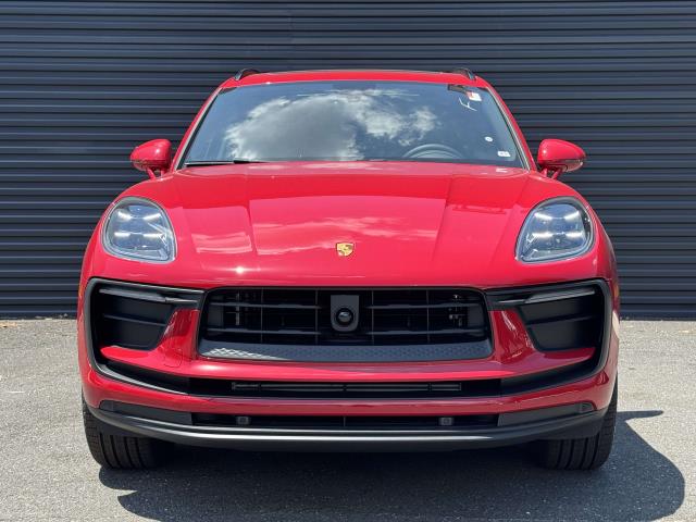 2025 Porsche Macan Base Image 2 of 25