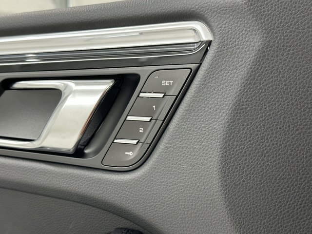 2025 Porsche Macan Base Image 38 of 60