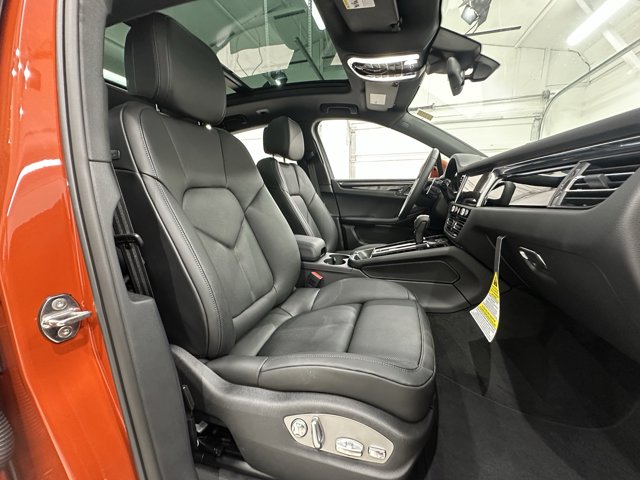 2025 Porsche Macan Base Image 20 of 60