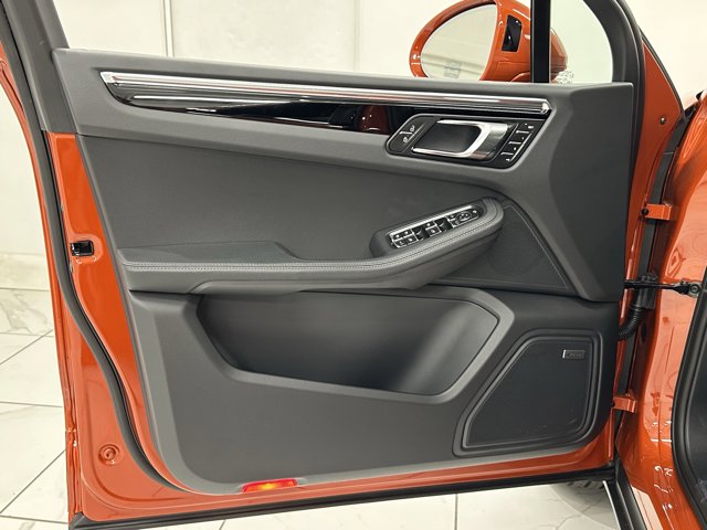 2025 Porsche Macan Base Image 37 of 60