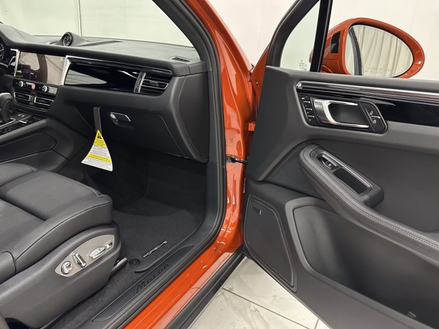 2025 Porsche Macan Base Image 25 of 60