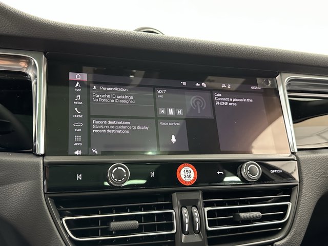 2025 Porsche Macan Base Image 32 of 60