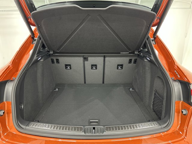 2025 Porsche Macan Base Image 15 of 60