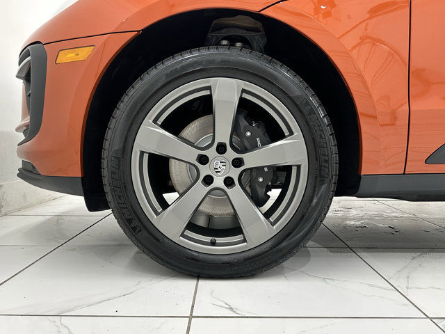 2025 Porsche Macan Base Image 14 of 60