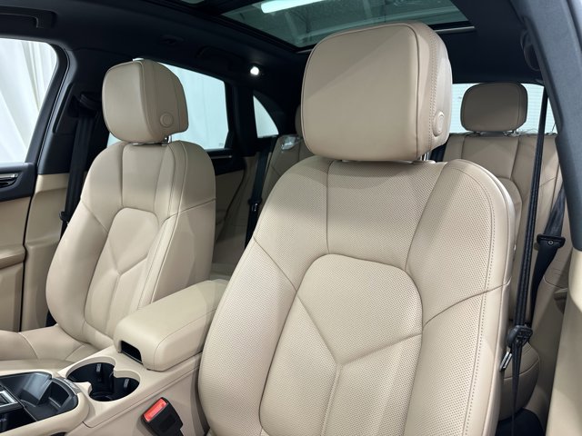 2025 Porsche Macan Base Image 17 of 61