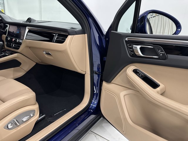 2025 Porsche Macan Base Image 25 of 61