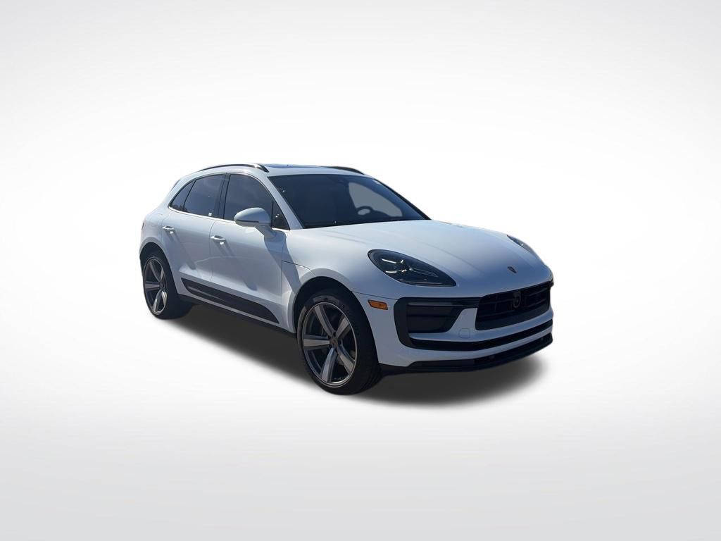2025 Porsche Macan Base Image 3 of 26