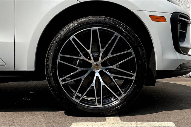 Vehicle image 8 of 15