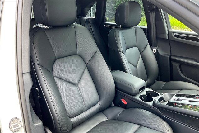 Vehicle image 9 of 15