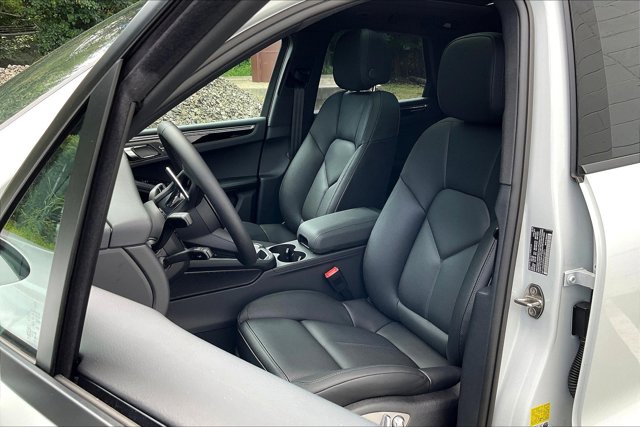 Vehicle image 10 of 15