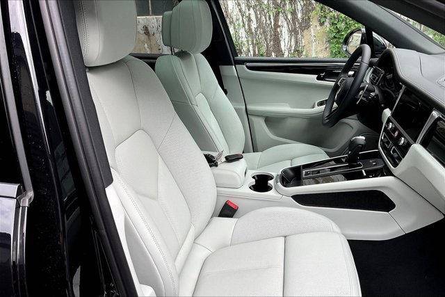 Vehicle image 9 of 15